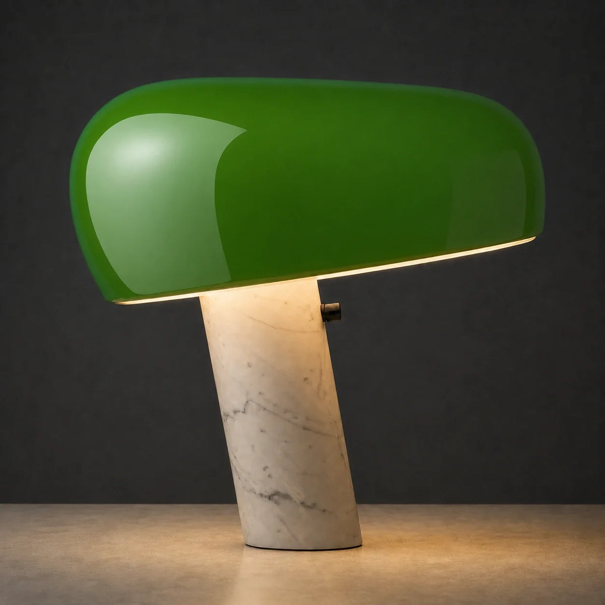 Lámpara de mesa de mármol Mocora sobre una mesa de trabajo – imagen 6