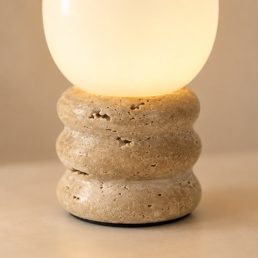 Lámpara de mesa recargable Fabeta con globo opal – detalle de la base de travertino anillada