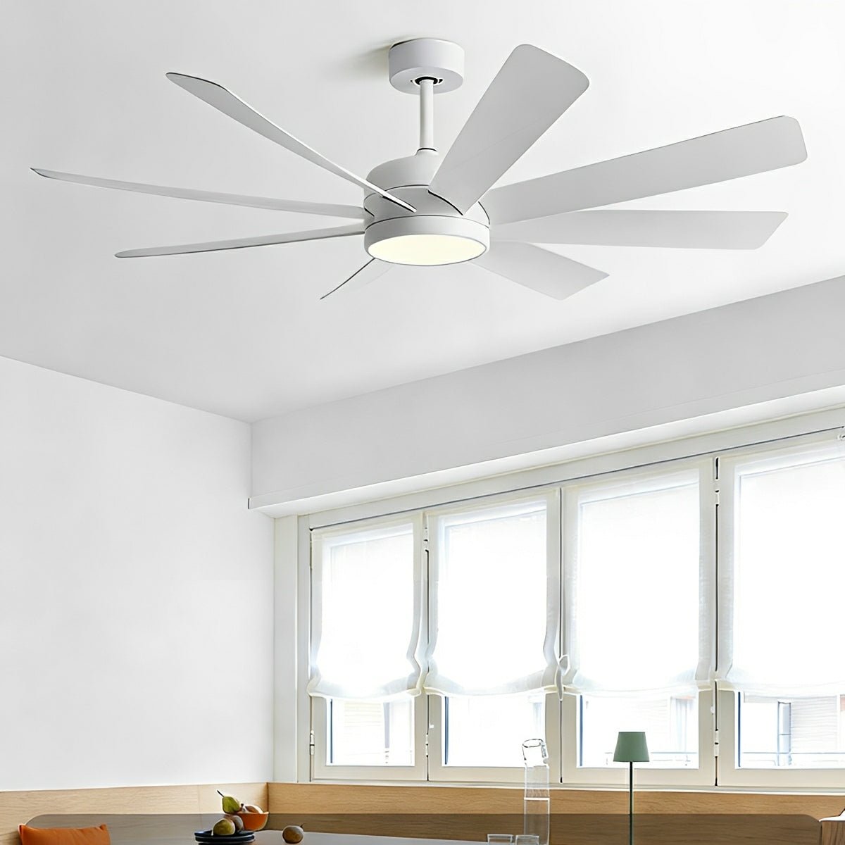 Ventilador de techo con luz Cardela en un salón amplio – imagen 10