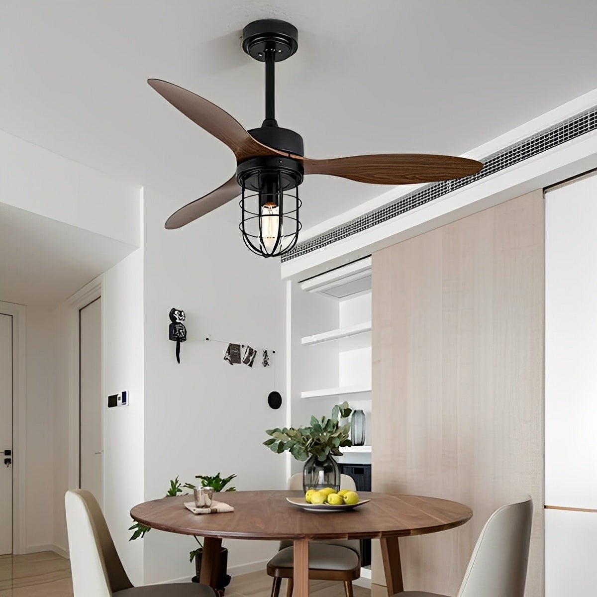 Ventilador de techo con luz Lantira en un comedor con encanto – imagen 3