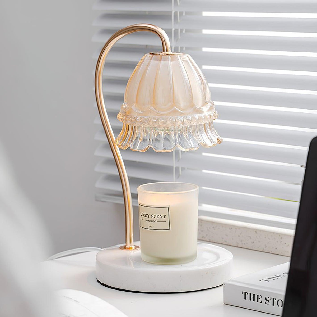 Lámpara de mesa calientavelas de cristal y mármol Miela sobre un escritorio junto a una vela aromática – imagen 10