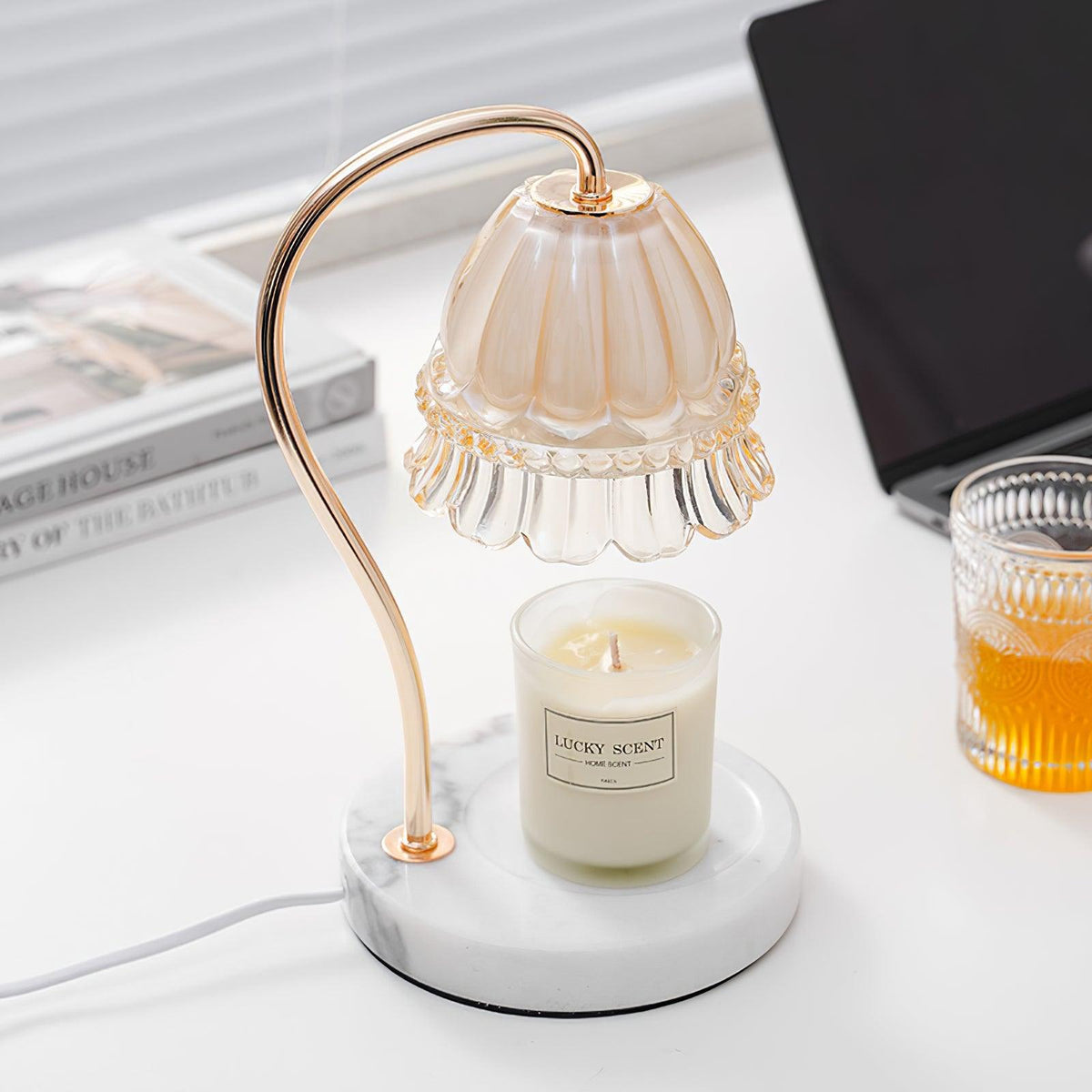 Lámpara de mesa calientavelas de cristal y mármol Miela sobre un escritorio junto a una vela aromática – imagen 11