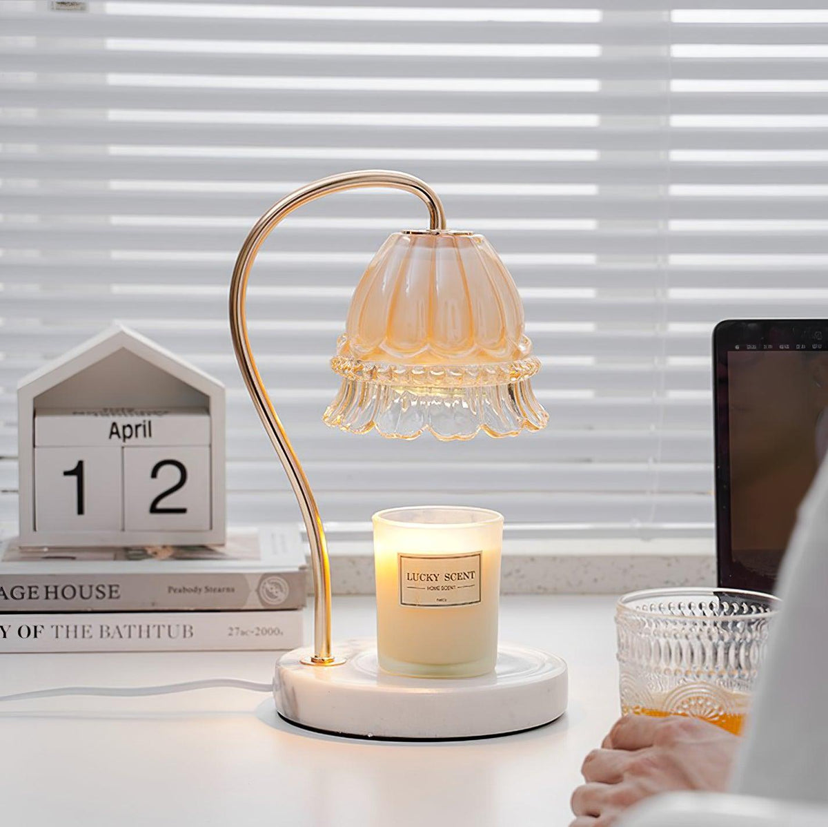 Lámpara de mesa calientavelas de cristal y mármol Miela sobre un escritorio junto a una vela aromática – imagen 12