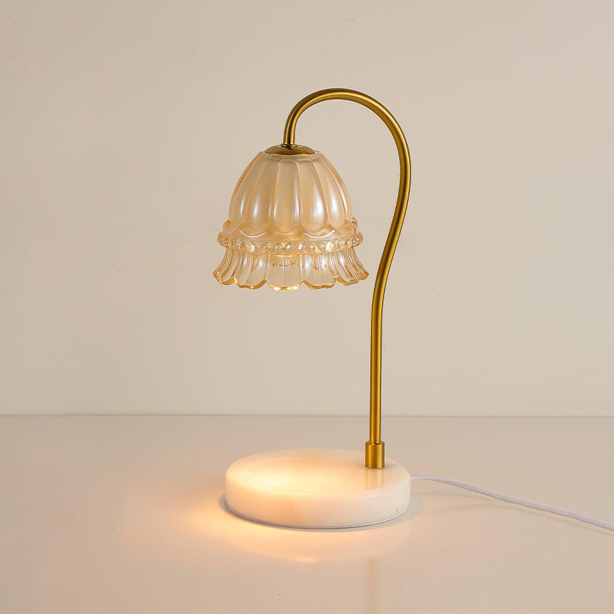 Lámpara de mesa calientavelas de cristal y mármol Miela sobre un escritorio junto a una vela aromática – imagen 13