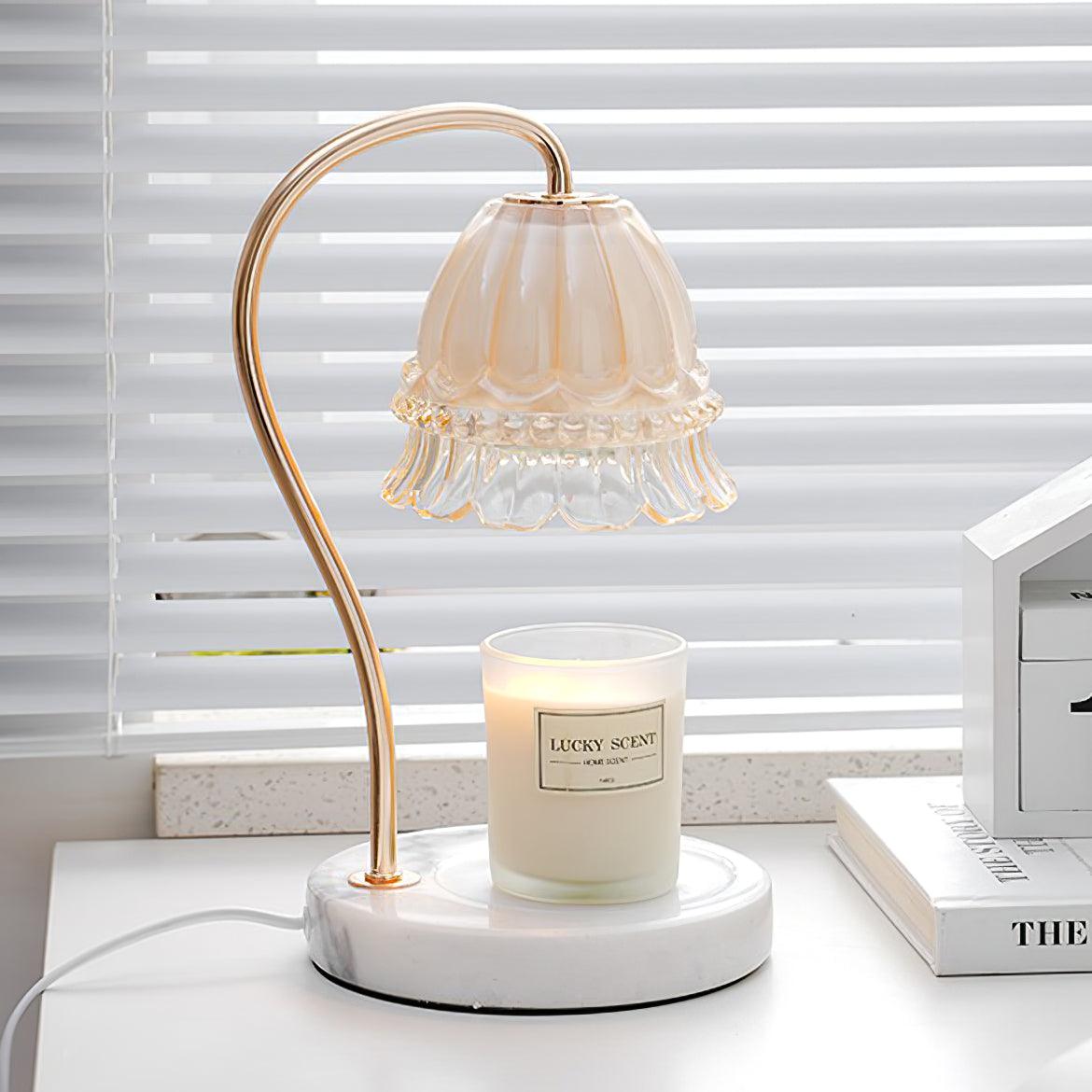 Lámpara de mesa calientavelas de cristal y mármol Miela sobre un escritorio junto a una vela aromática – imagen 14
