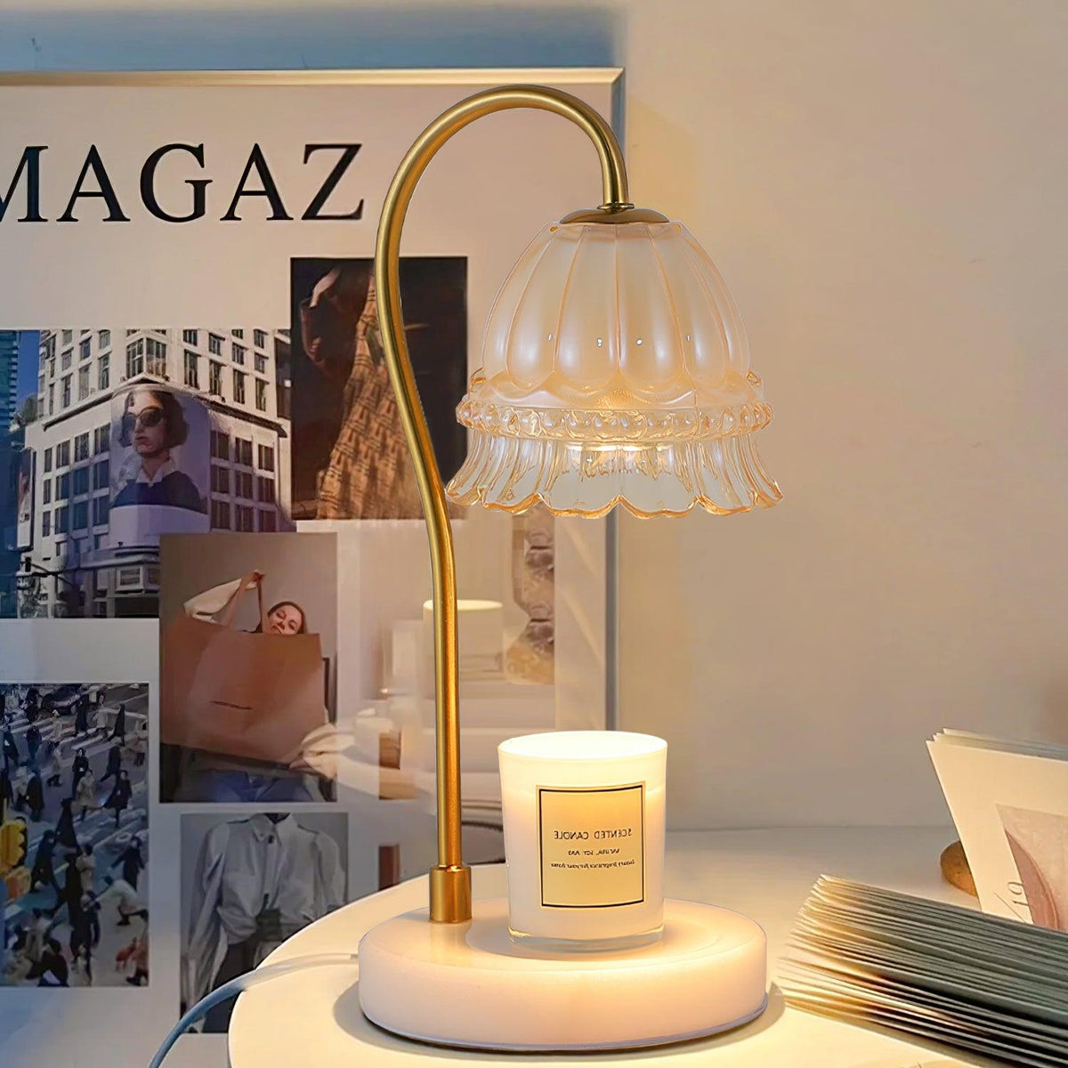 Lámpara de mesa calientavelas de cristal y mármol Miela sobre un escritorio junto a una vela aromática – imagen 15