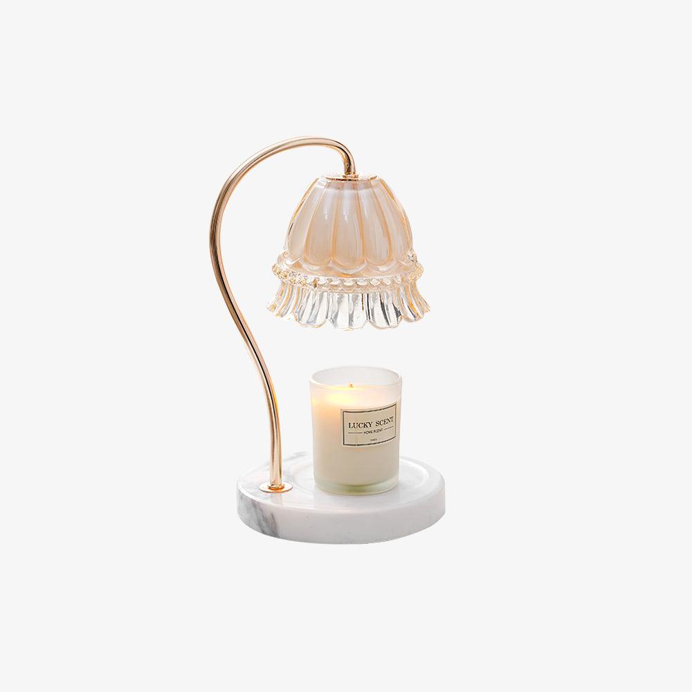 Lámpara de mesa calientavelas de cristal y mármol Miela sobre un escritorio junto a una vela aromática – imagen 16