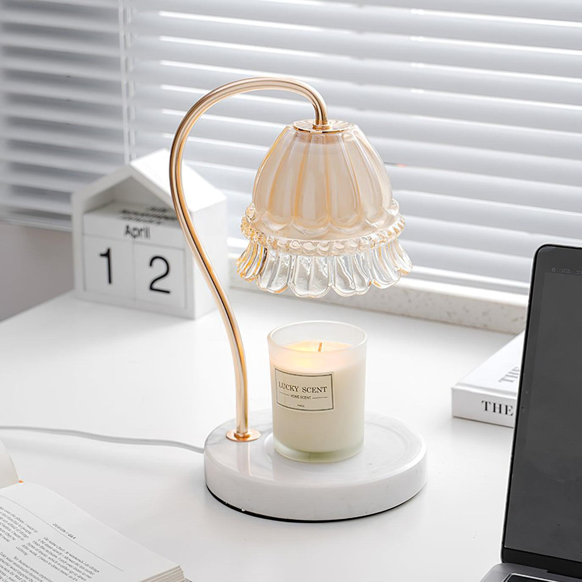 Lámpara de mesa calientavelas de cristal y mármol Miela sobre un escritorio junto a una vela aromática – imagen 18