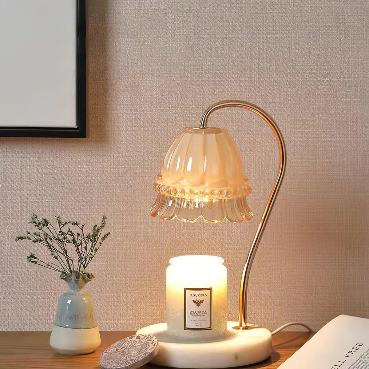 Lámpara de mesa calientavelas de cristal y mármol Miela sobre un escritorio junto a una vela aromática – imagen 19