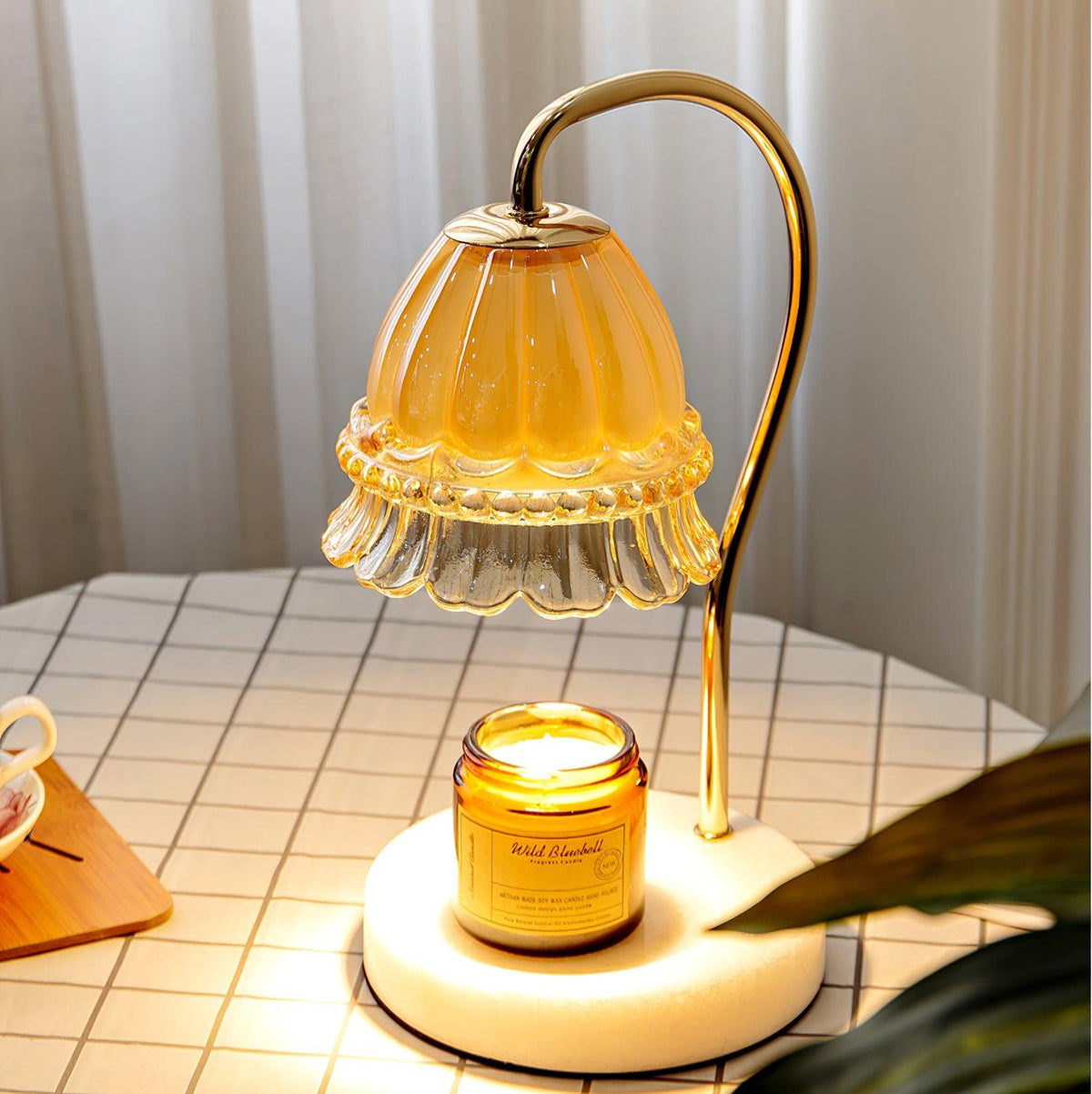Lámpara de mesa calientavelas de cristal y mármol Miela sobre un escritorio junto a una vela aromática – imagen 20