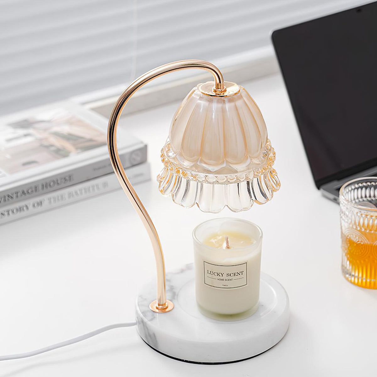 Lámpara de mesa calientavelas de cristal y mármol Miela sobre un escritorio junto a una vela aromática – imagen 21