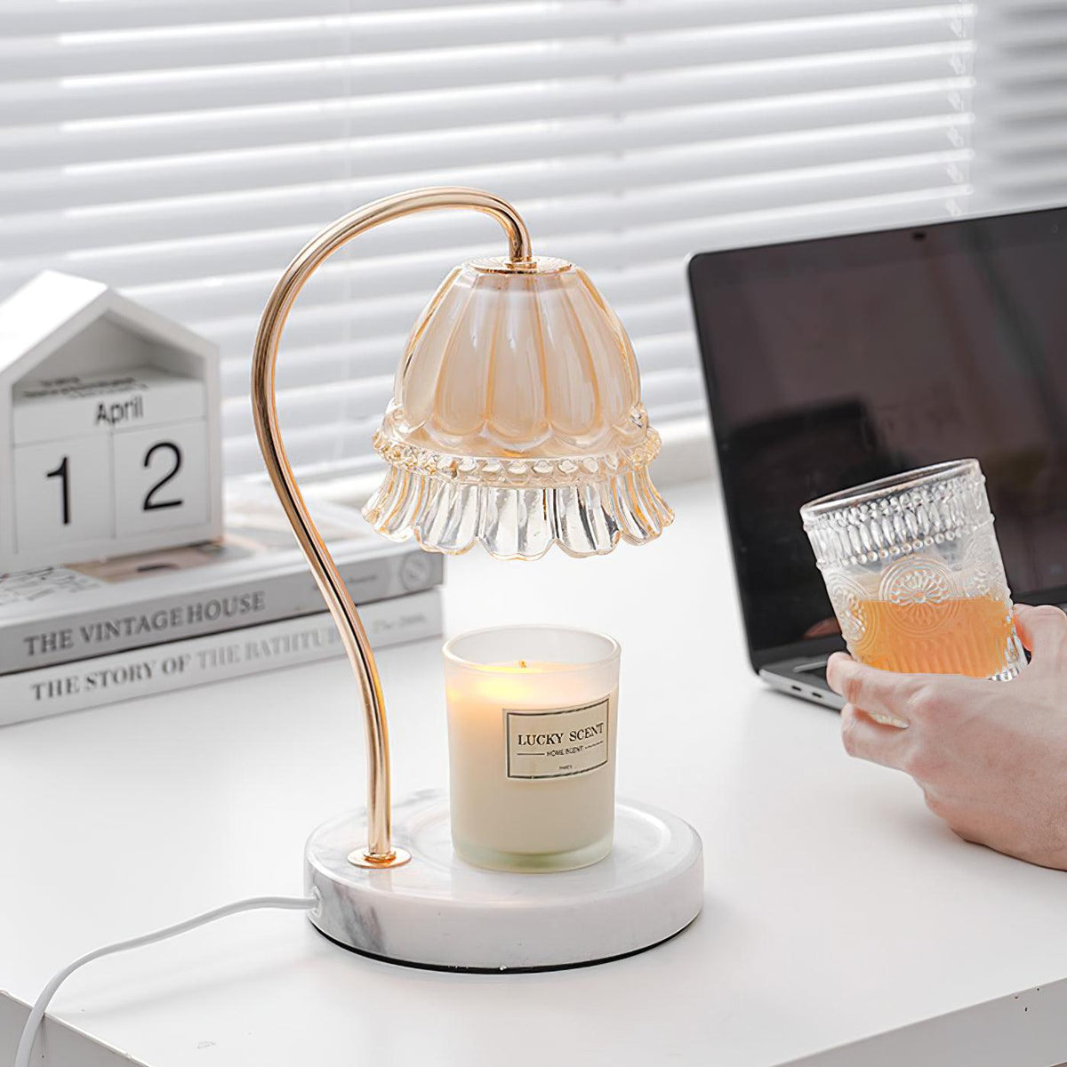 Lámpara de mesa calientavelas de cristal y mármol Miela sobre un escritorio junto a una vela aromática – imagen 5