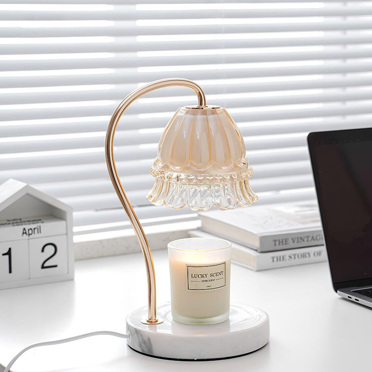Lámpara de mesa calientavelas de cristal y mármol Miela sobre un escritorio junto a una vela aromática – imagen 6