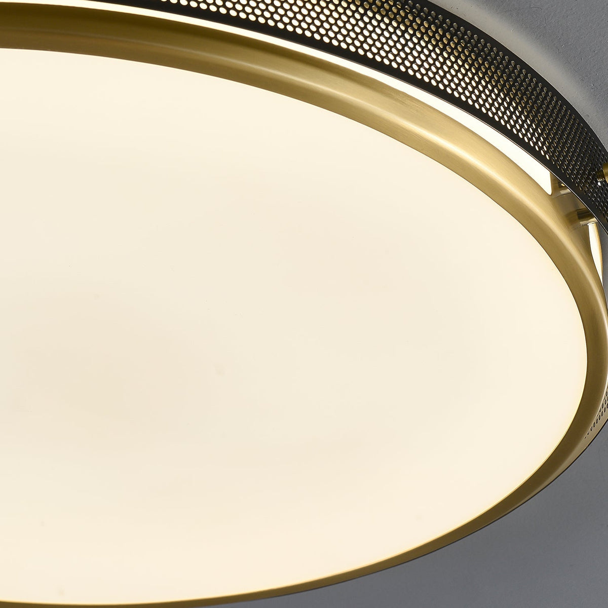 Plafón LED de techo Brunela – detalle del aro de latón y el difusor