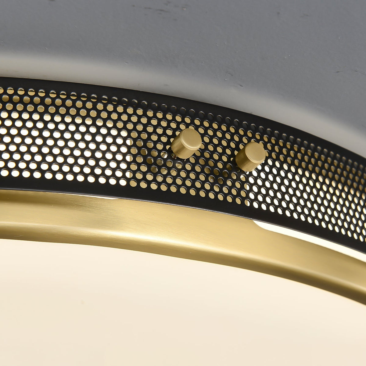 Plafón LED de techo Brunela – detalle de la malla negra y los remaches de latón
