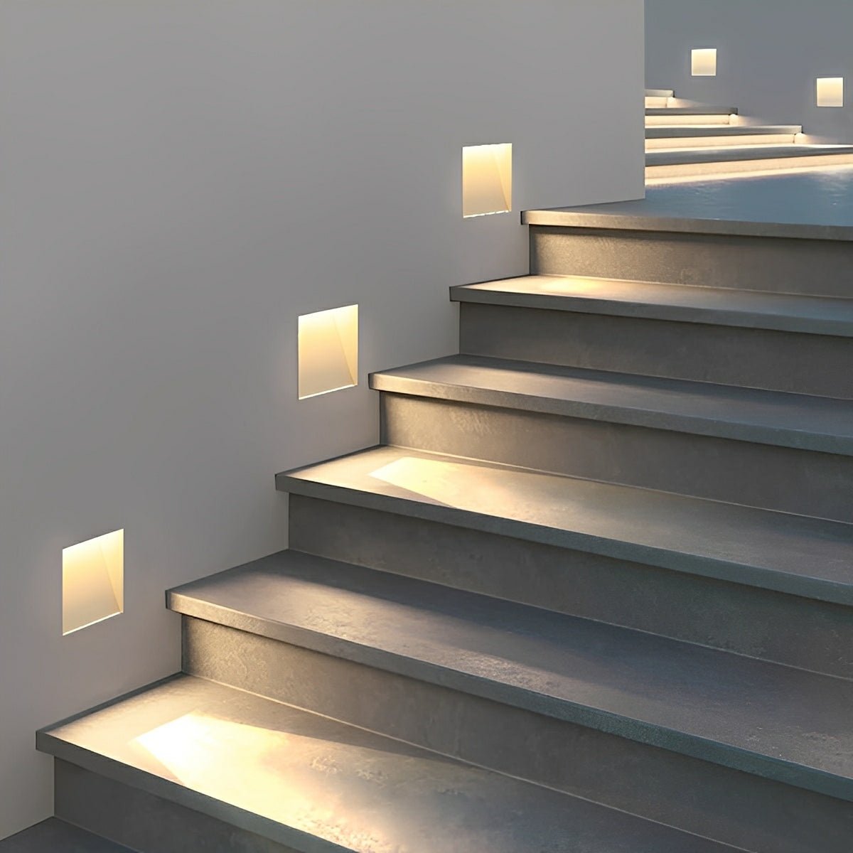 Aplique LED empotrable para escaleras Alpaso en una escalera de casa – imagen 4