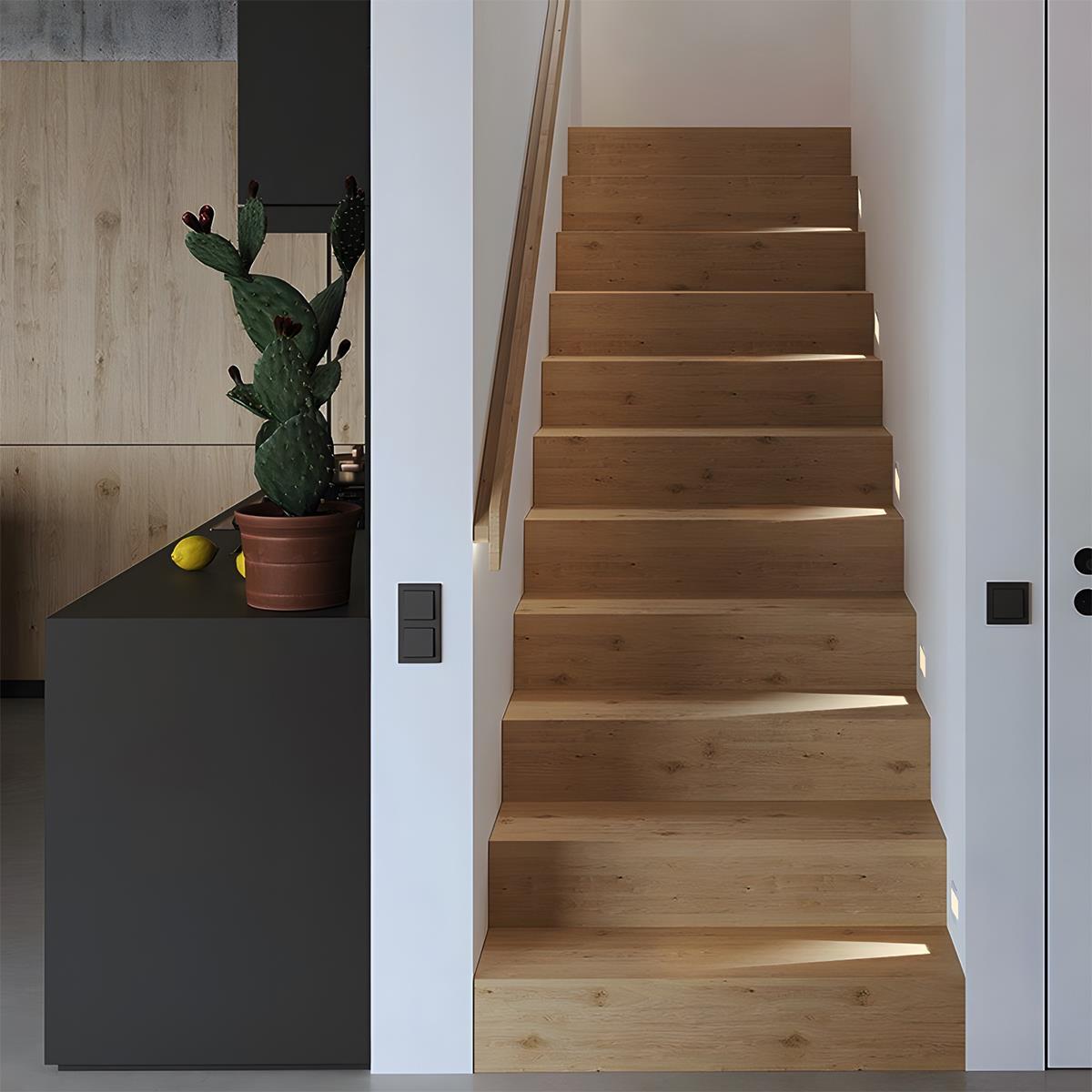 Aplique LED empotrable para escaleras Alpaso en una escalera de casa – imagen 6