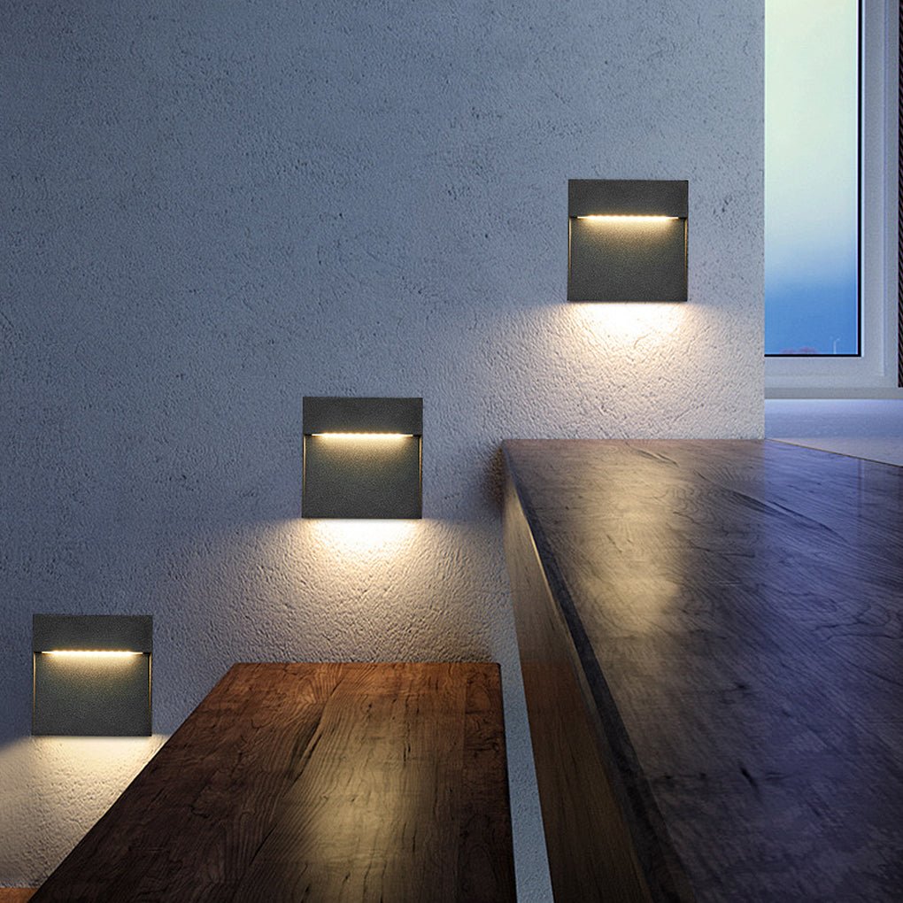 Aplique de pared exterior LED Mintaro – iluminando un banco de madera