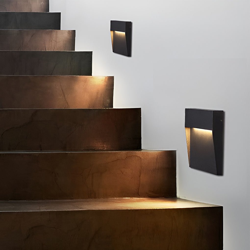 Aplique de pared exterior LED Mintaro – en una escalera de madera