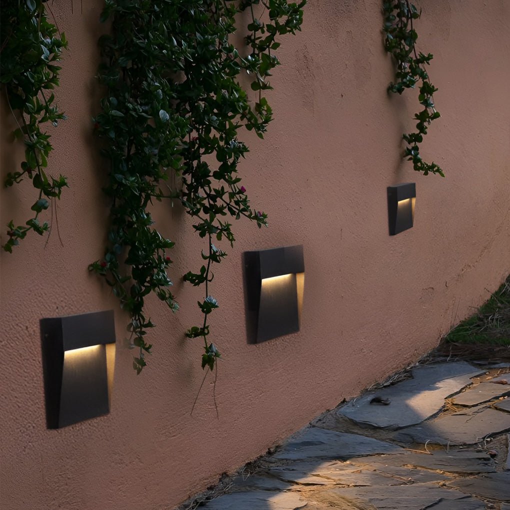 Aplique de pared exterior LED Mintaro – en un muro de jardín
