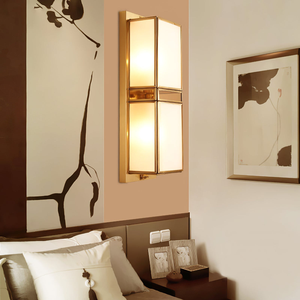 Aplique de pared exterior de latón Mirasel – en un dormitorio