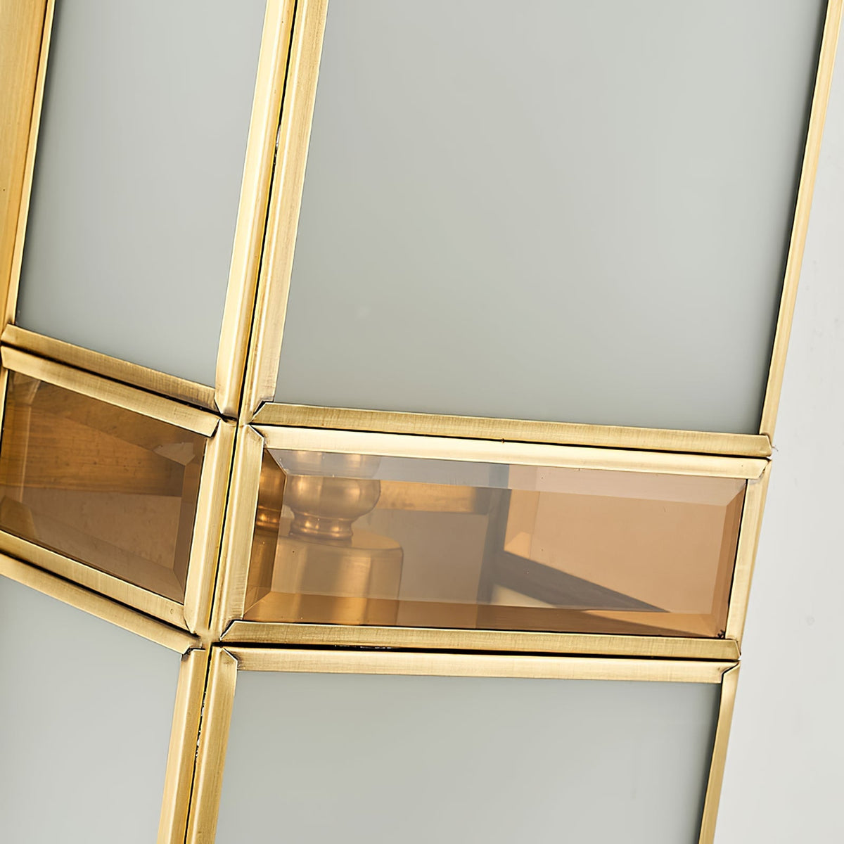 Aplique de pared exterior de latón Mirasel – detalle del marco de latón y el cristal