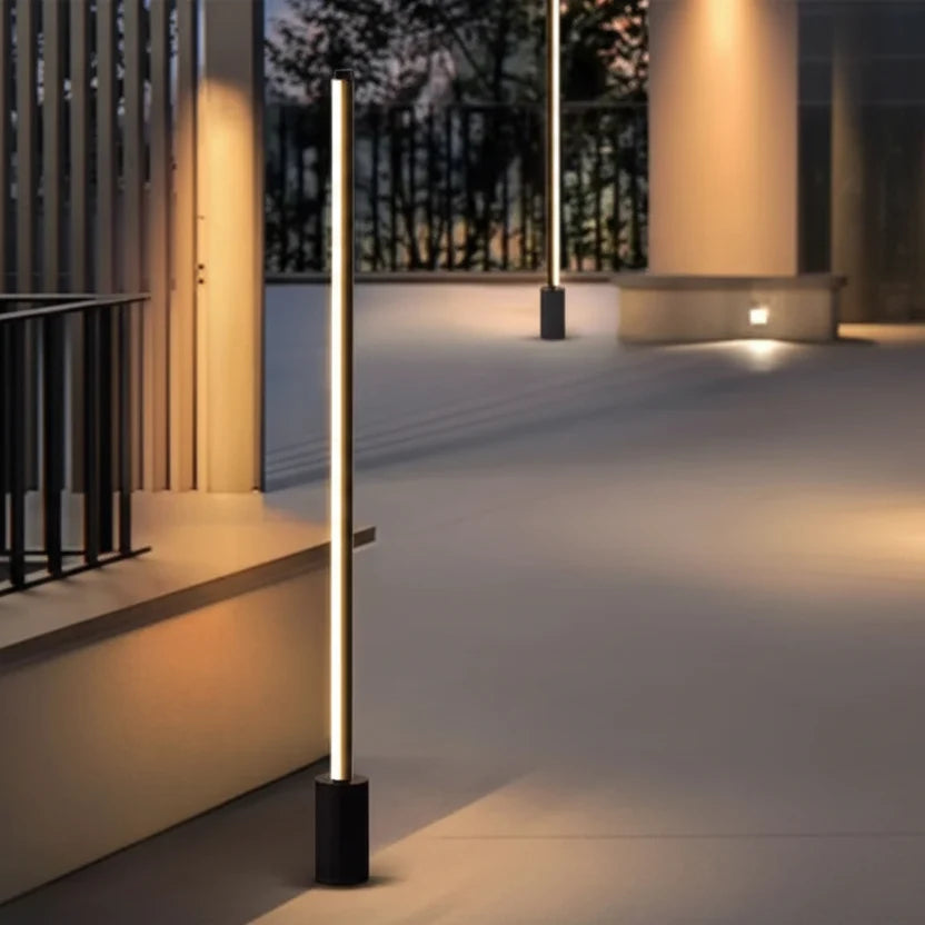 Baliza LED de jardín Mivara – en una terraza moderna