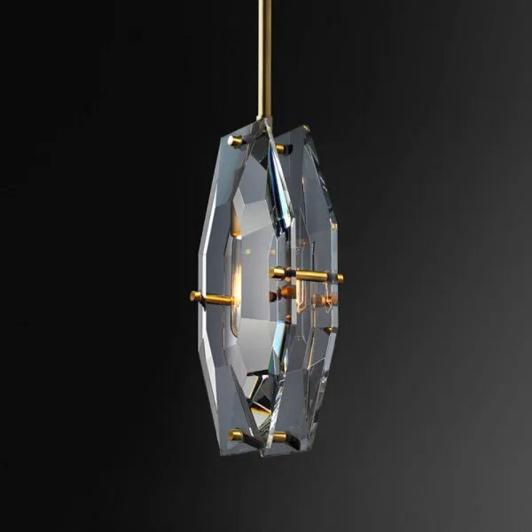 Lámpara colgante de cristal facetado Facetra – de perfil sobre fondo oscuro