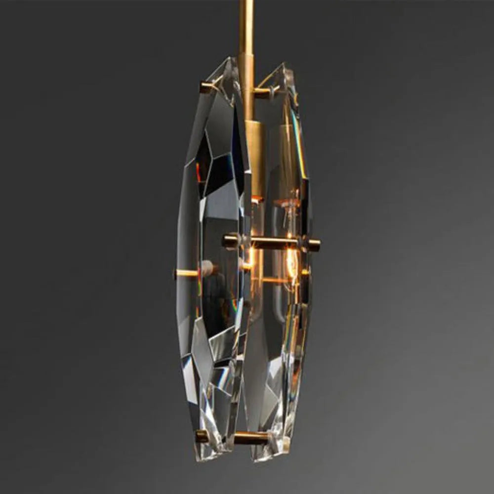 Lámpara colgante de cristal facetado Facetra – de tres cuartos con detalles dorados