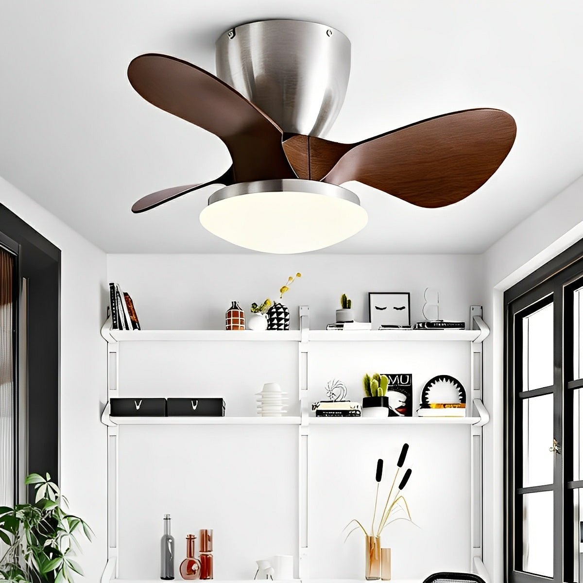 Ventilador de techo con luz Gotela en un dormitorio pequeño – imagen 3