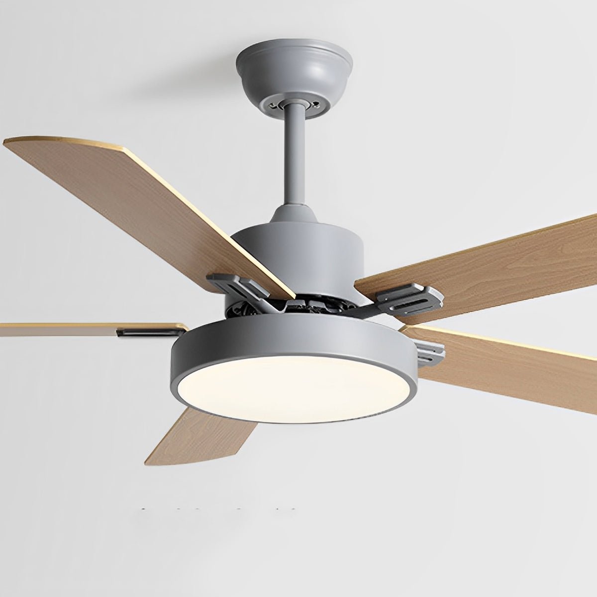 Ventilador de techo con luz Rosal en un salón moderno – imagen 10