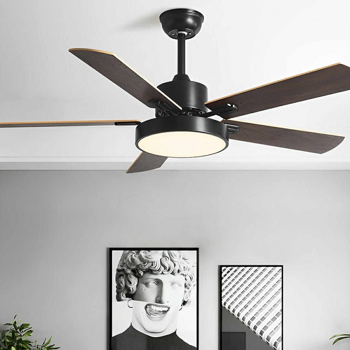 Ventilador de techo con luz Rosal en un salón moderno – imagen 3