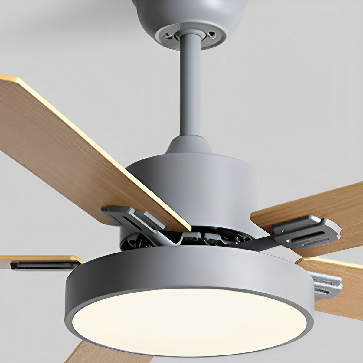 Ventilador de techo con luz Rosal en un salón moderno – imagen 6