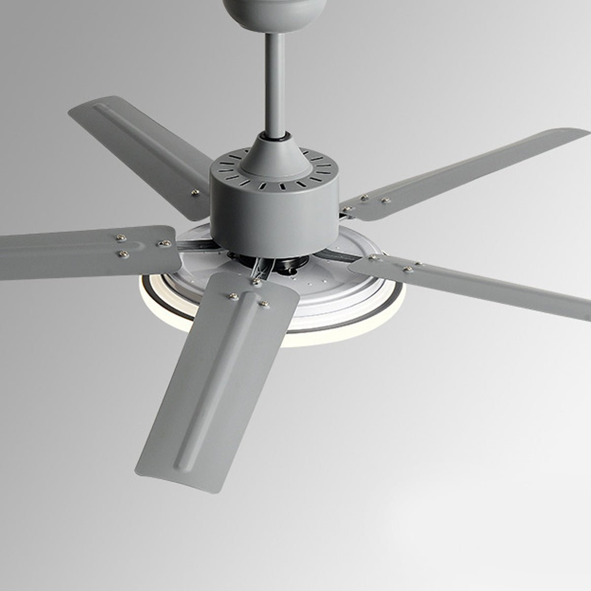 Ventilador de techo con luz Cromela en un salón elegante – imagen 7