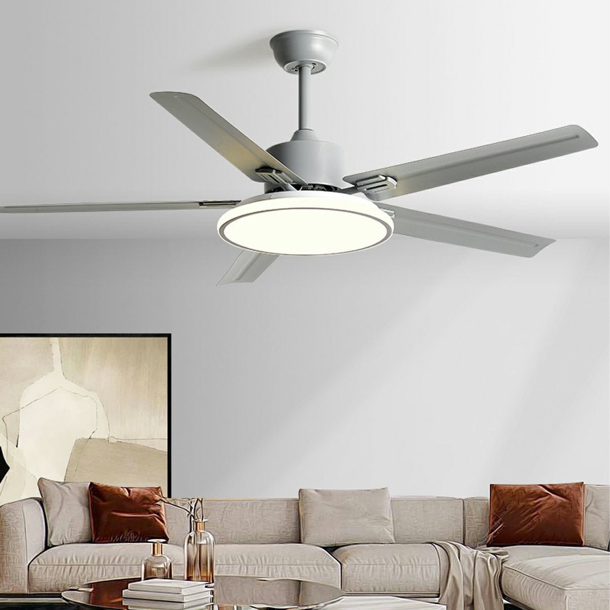 Ventilador de techo con luz Cromela en un salón elegante – imagen 3