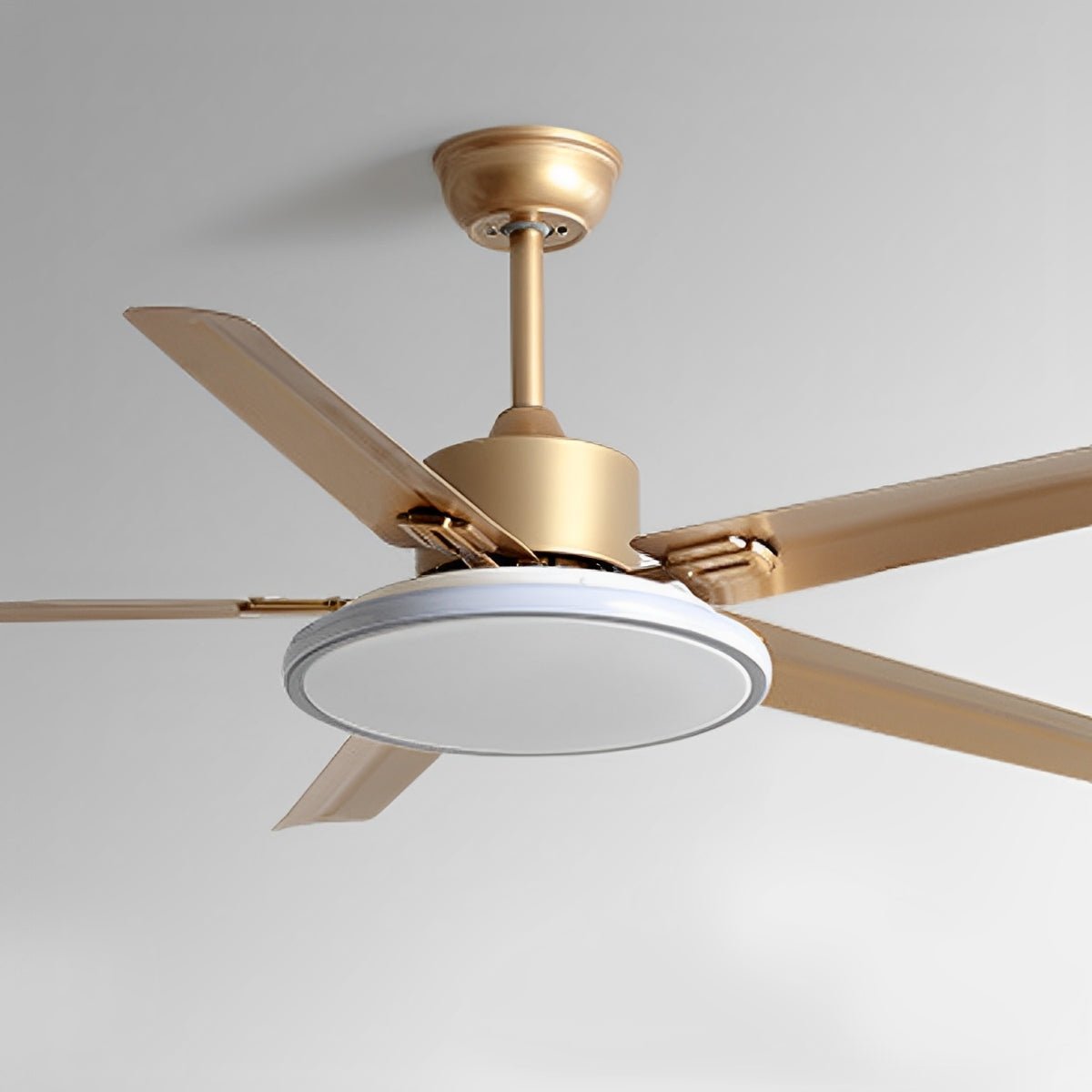Ventilador de techo con luz Cromela en un salón elegante – imagen 4
