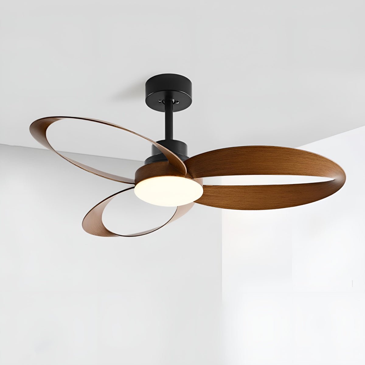Ventilador de techo con luz Trazela en un salón minimalista – imagen 7