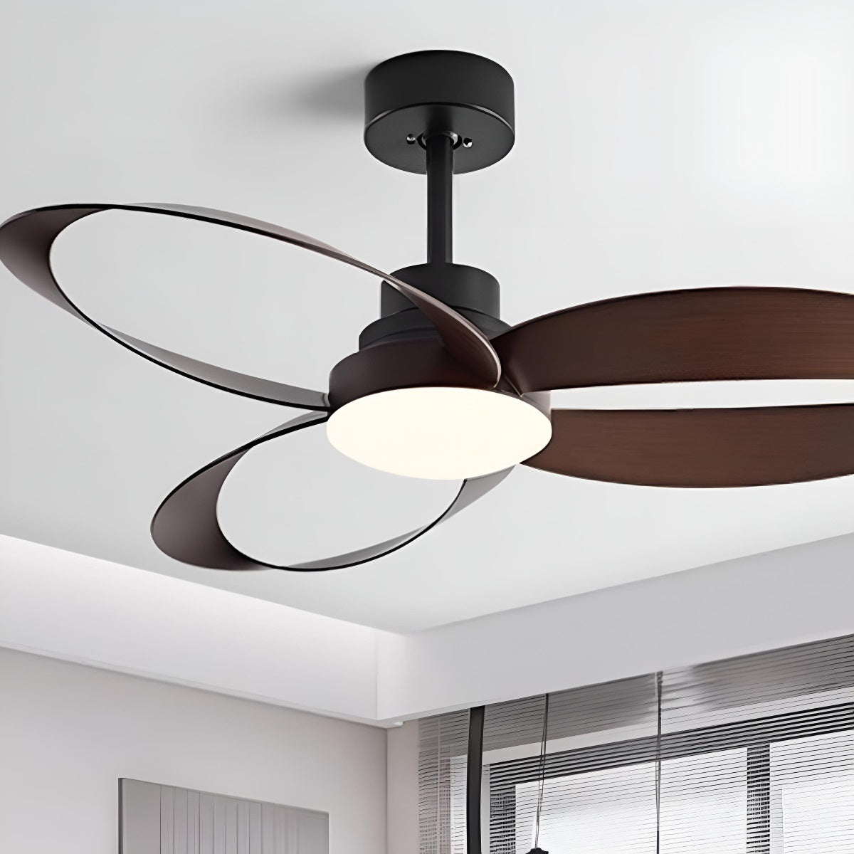 Ventilador de techo con luz Trazela en un salón minimalista – imagen 4