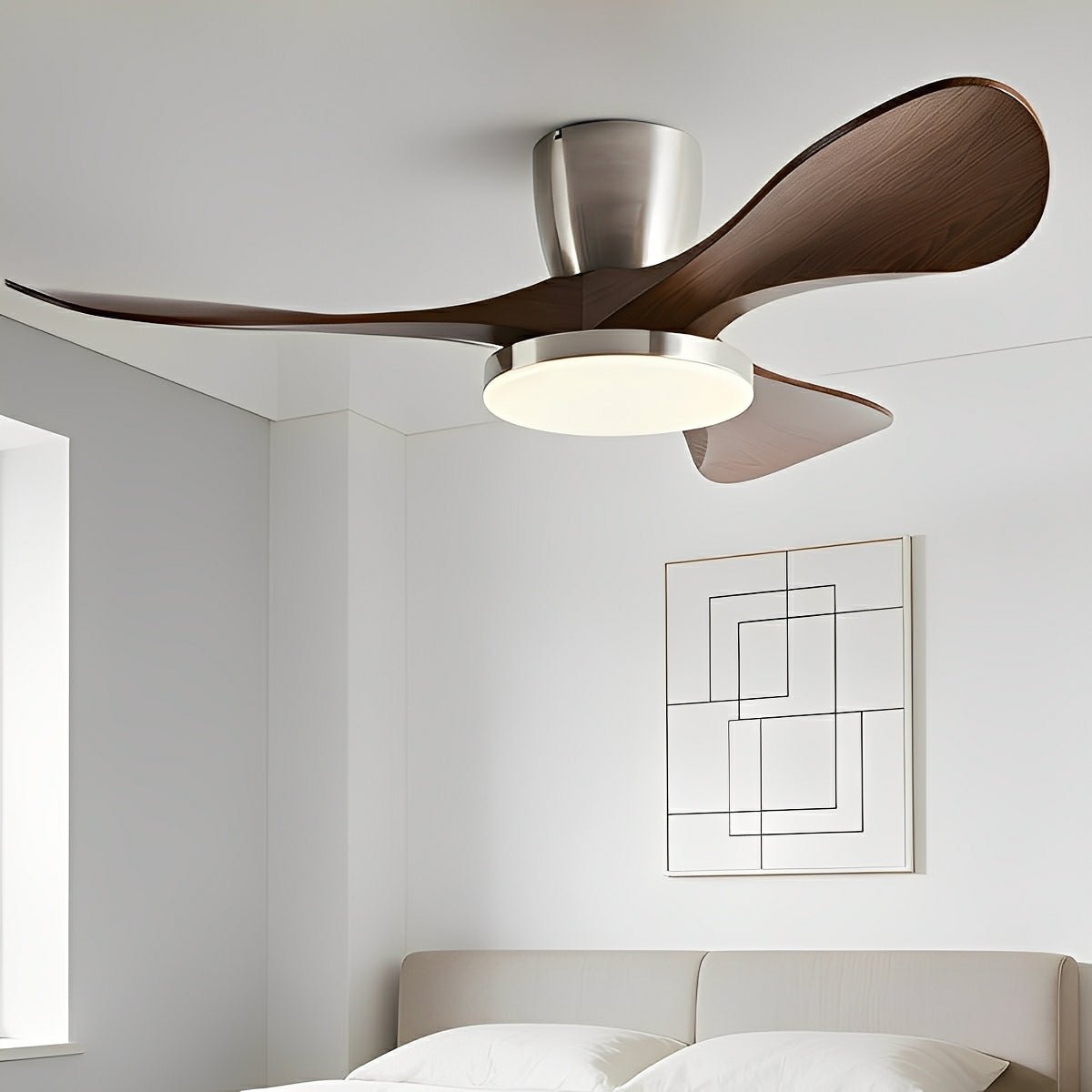 Ventilador de techo con luz Linvela en un salón contemporáneo – imagen 5
