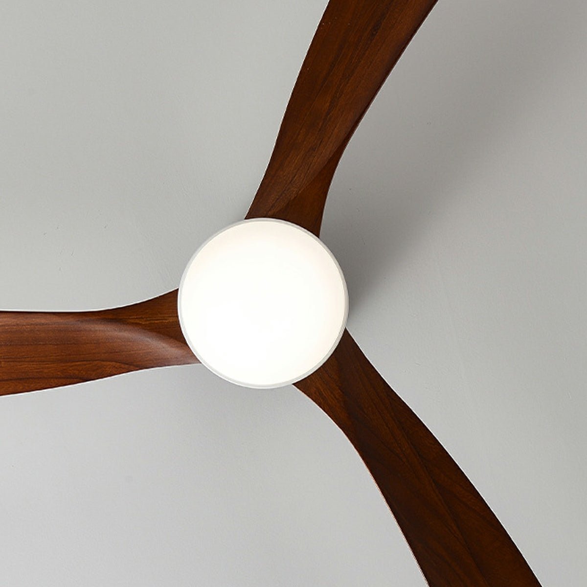 Ventilador de techo con luz Saucela en un salón nórdico – imagen 8