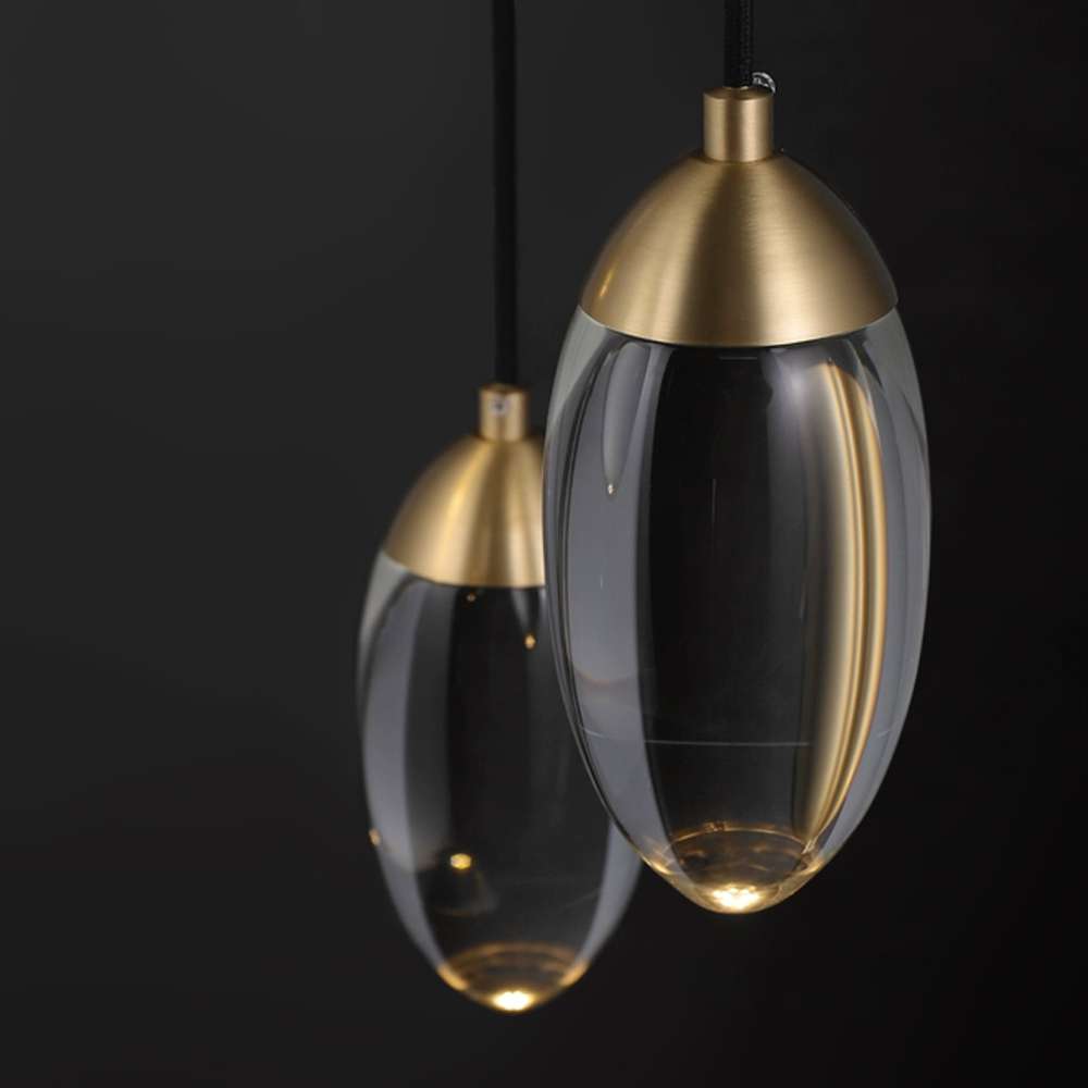 Lámpara colgante de cristal K9 y latón Helira – detalle del cristal y el remate de latón