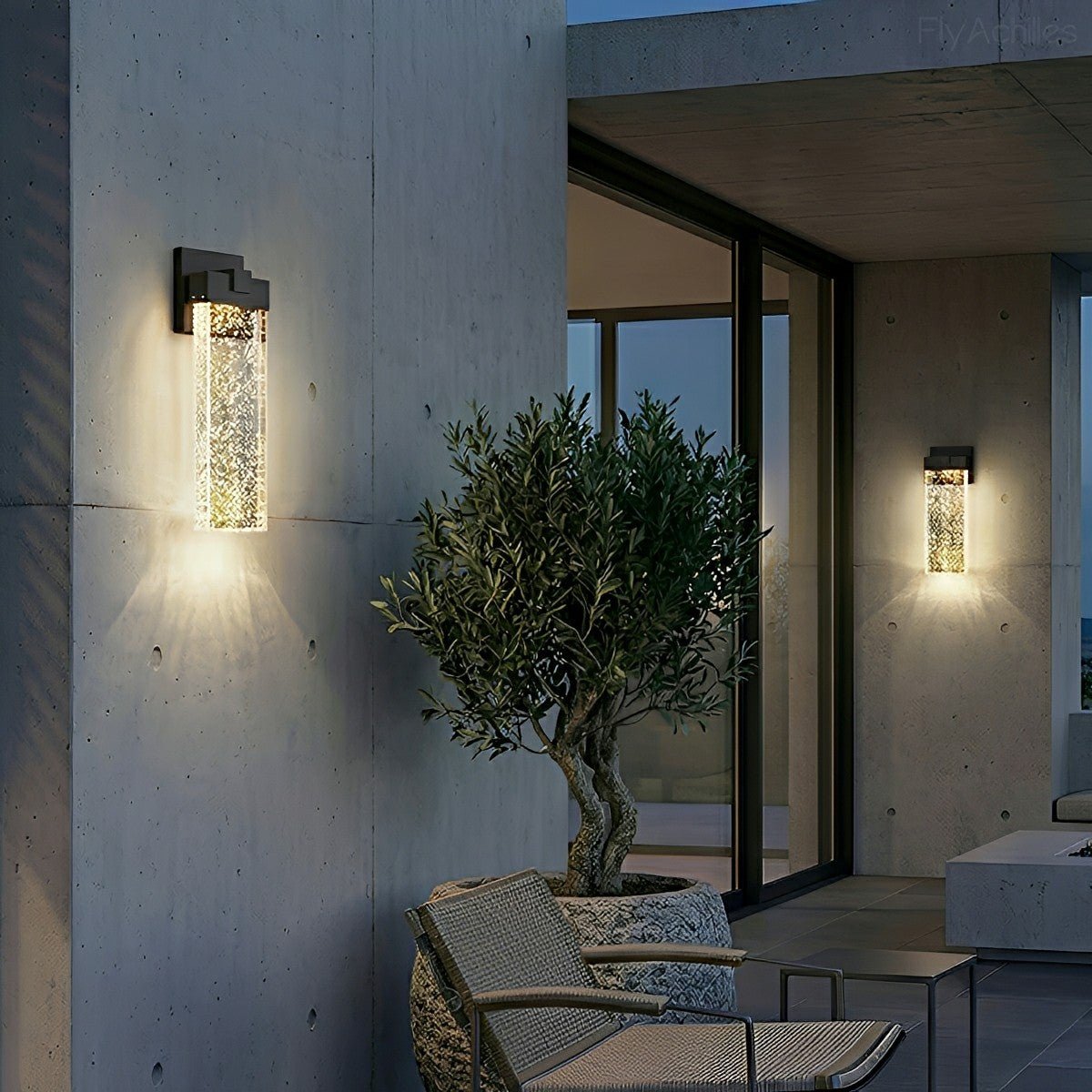 Aplique de pared exterior Mibruma – en un patio con olivo