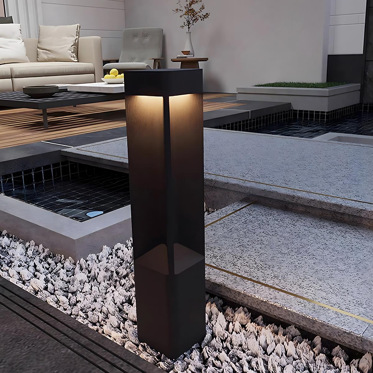 Baliza de jardín LED Ifino – junto a una zona de estar exterior