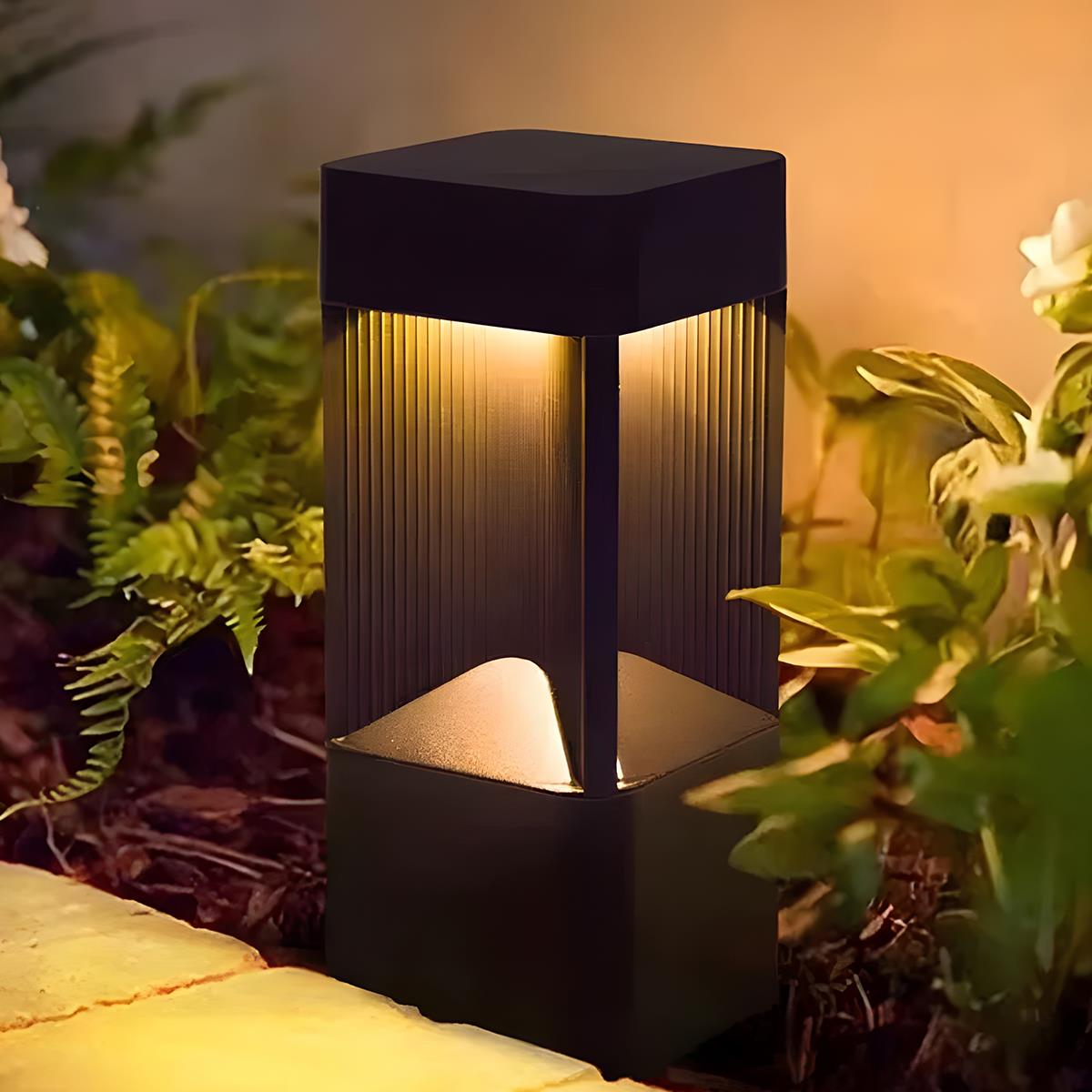 Baliza de jardín LED Ifino – detalle del difusor encendido entre plantas