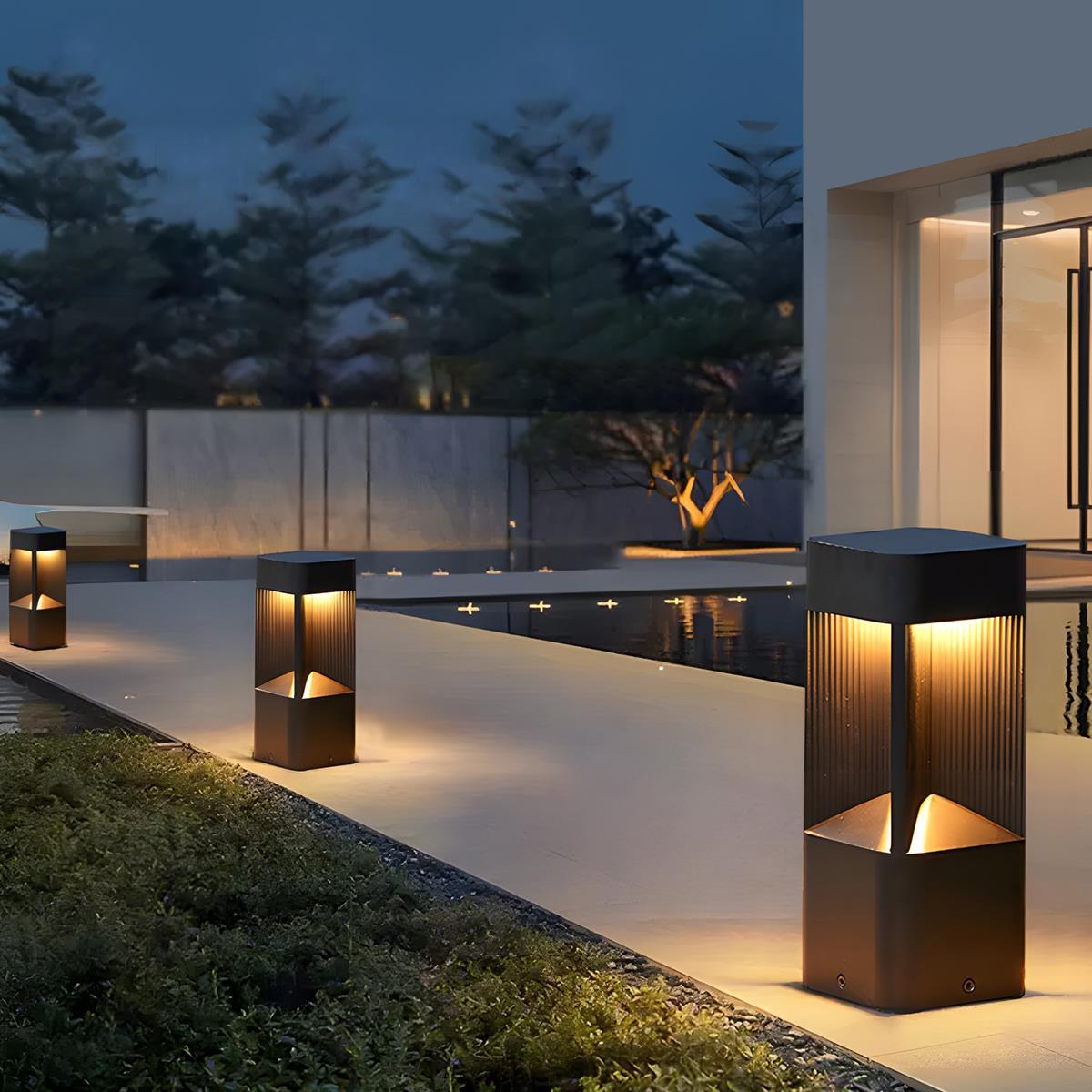 Baliza de jardín LED Ifino – junto a un estanque de noche