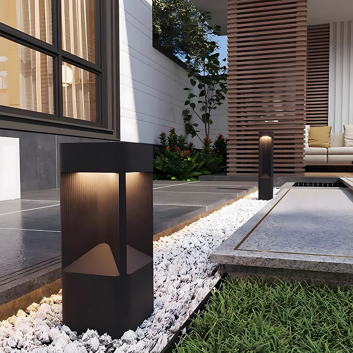 Baliza de jardín LED Ifino – sobre grava blanca junto a una fachada