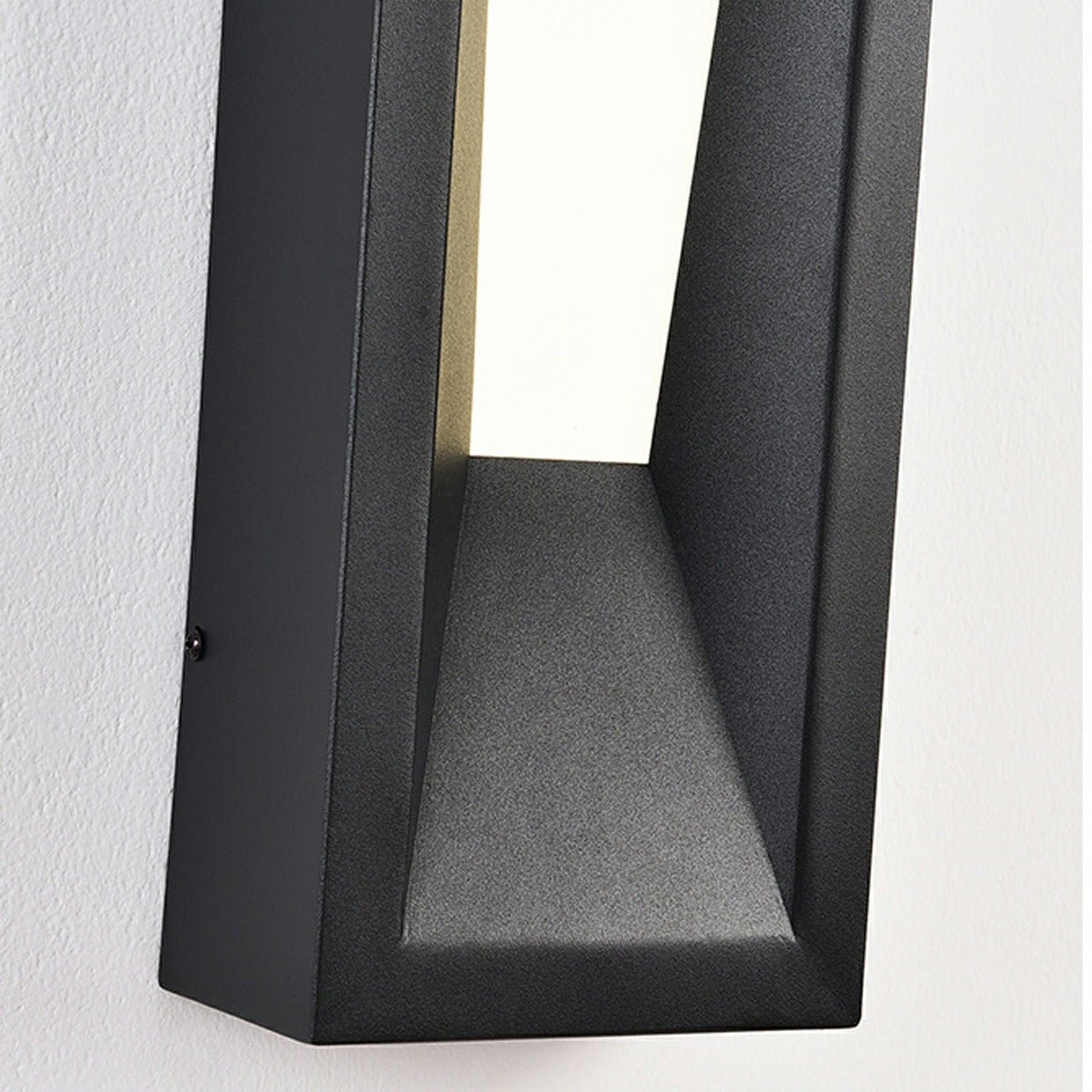 Aplique de pared exterior LED Nuarte – detalle del perfil facetado
