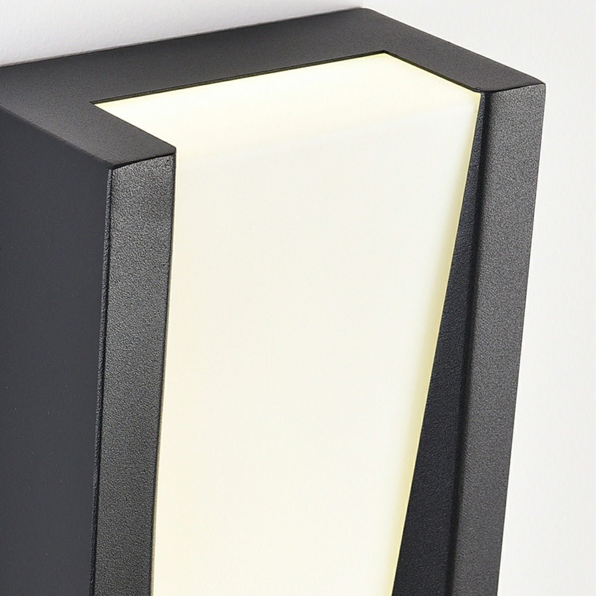 Aplique de pared exterior LED Nuarte – detalle de la franja opal