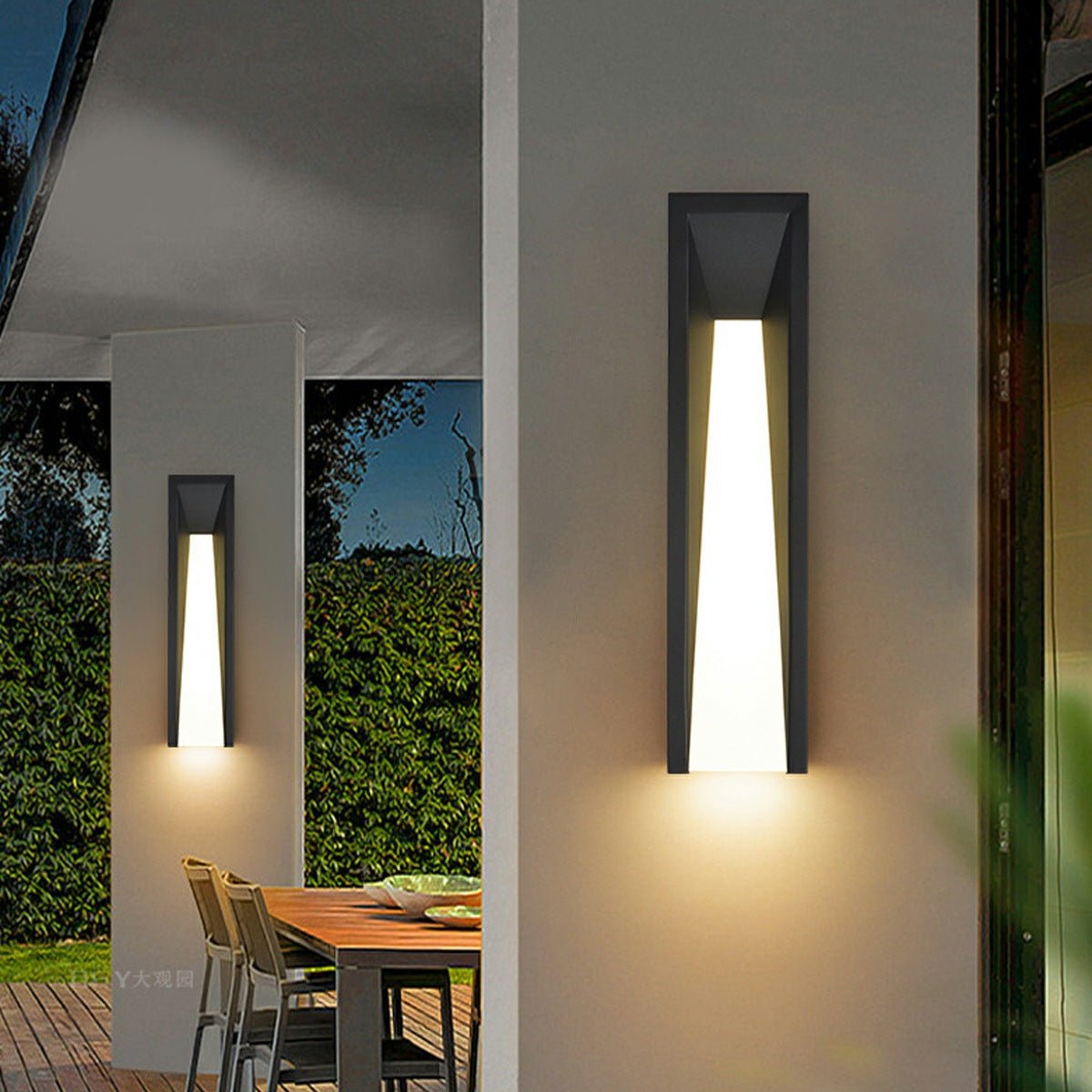 Aplique de pared exterior LED Nuarte en una fachada moderna – imagen 5