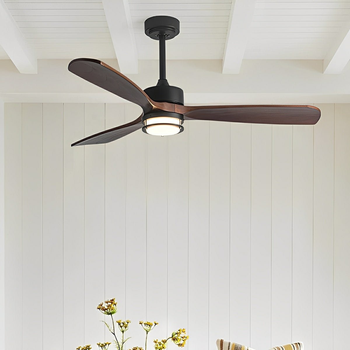 Ventilador de techo con luz Tejora en un salón escandinavo – imagen 5